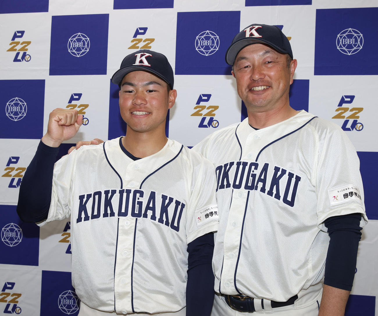 日大対国学院大　本塁打を放った緒方（左）と鳥山監督は勝ち点を挙げ笑顔を見せる（撮影・柴田隆二）