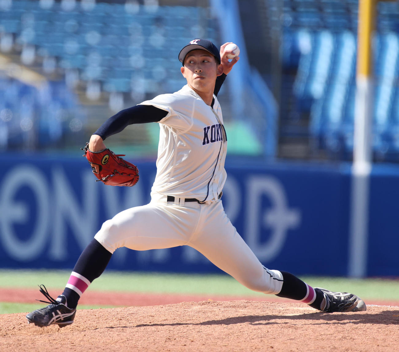 日大対国学院大　4回途中から登板した国学院大・飯田（撮影・柴田隆二）