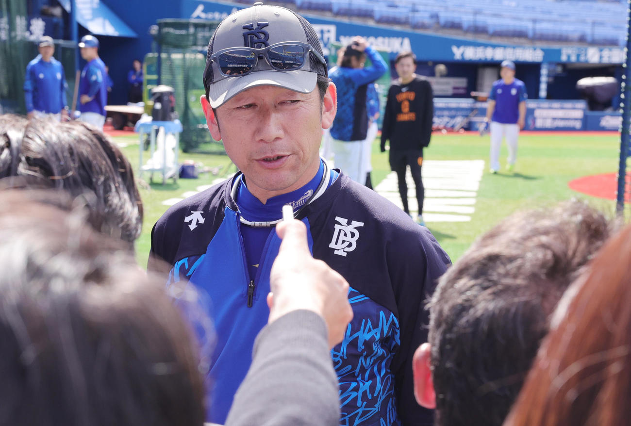 DeNA対巨人　試合前に、亡くなったブランコさんに関する質問などに答えるDeNA三浦監督（撮影・野上伸悟）