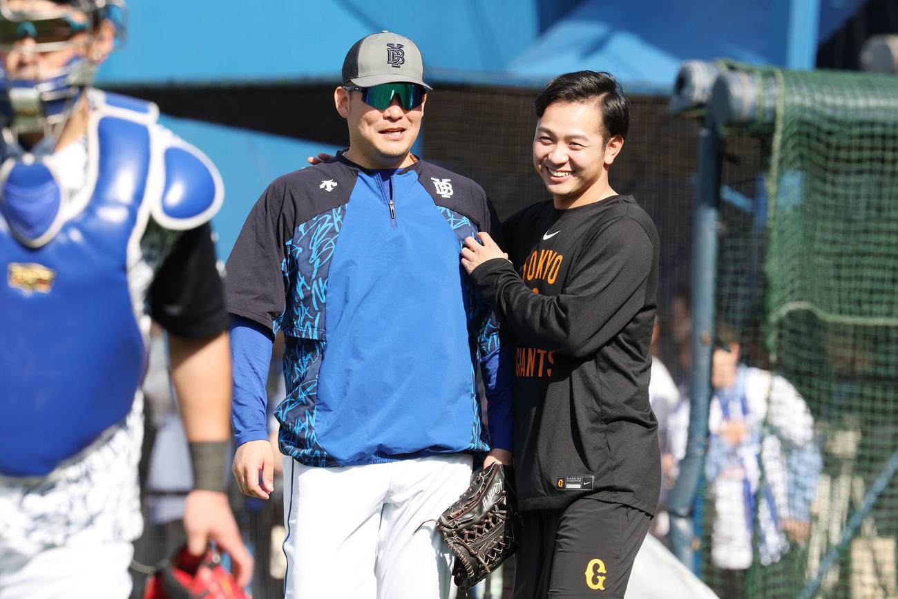 DeNA対巨人　試合前、談笑するDeNA筒香（左）と巨人石川（撮影・宮地輝）
