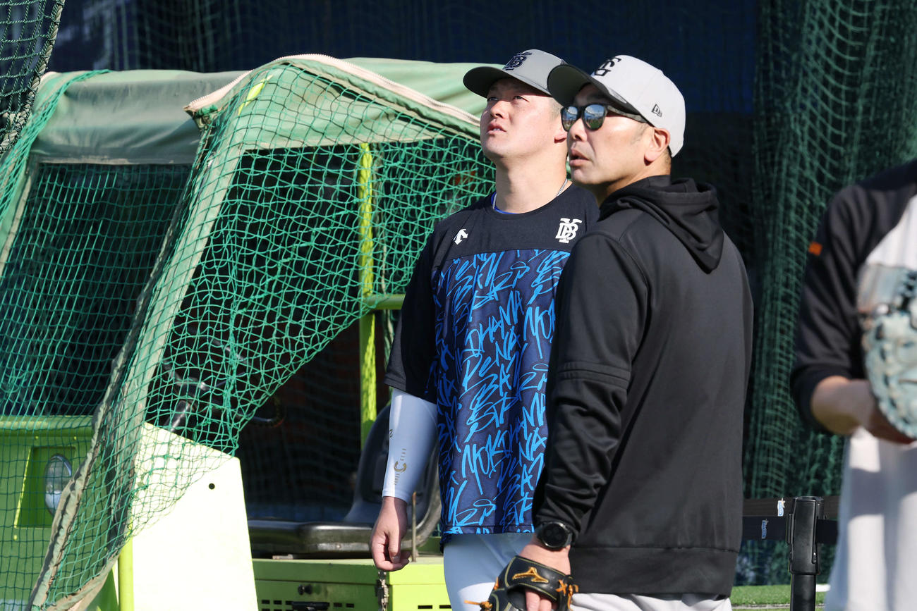 DeNA対巨人　試合前、言葉を交わすDeNA牧（左）と巨人阿部監督（撮影・宮地輝）