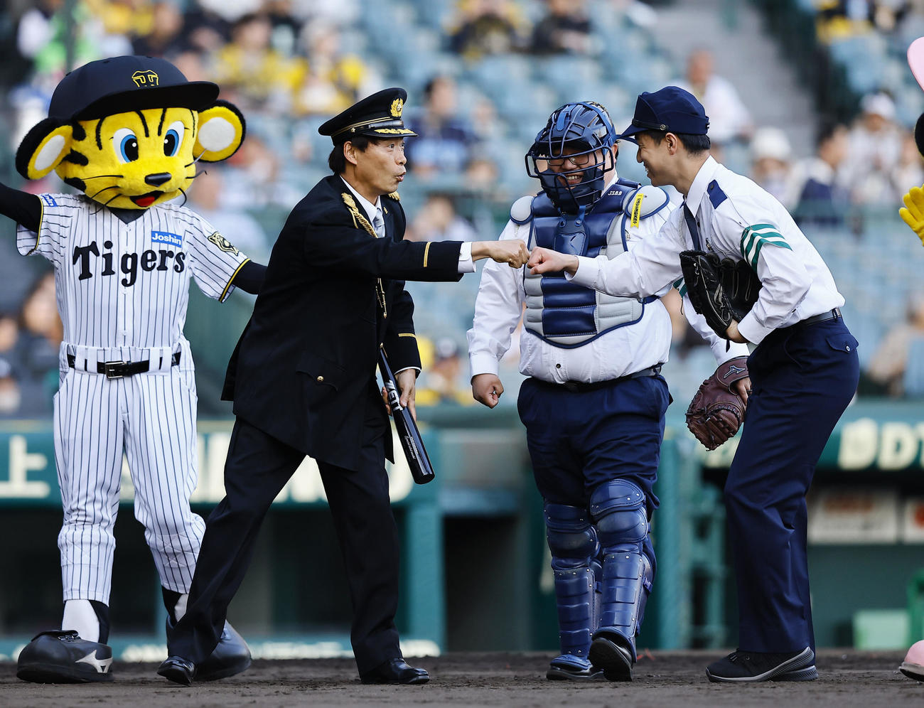 阪神対ヤクルト　ファーストピッチセレモニーで打席に立ち、投球者とグータッチを交わす桧山進次郎氏（撮影・藤尾明華）