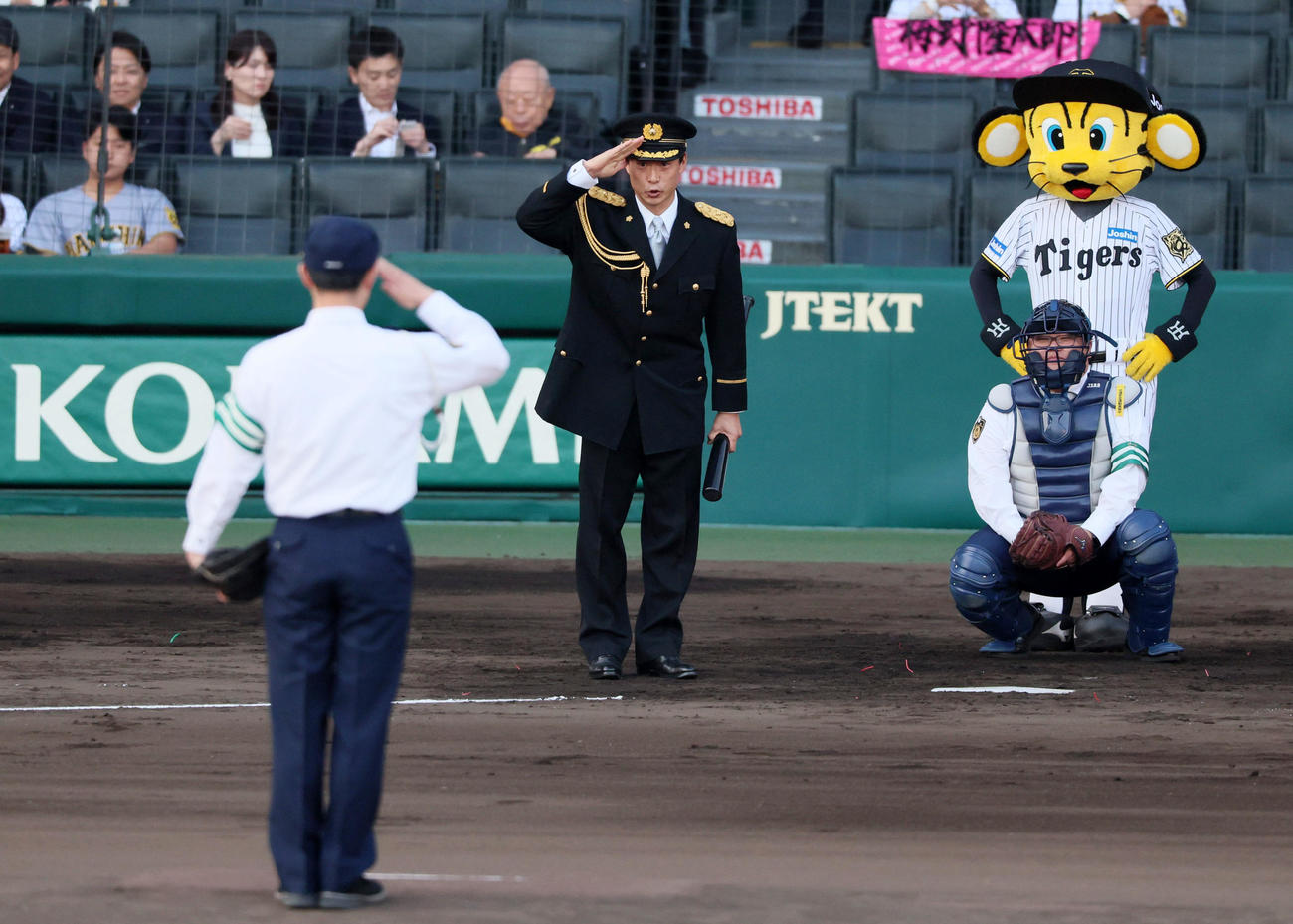 阪神対ヤクルト　ファーストピッチセレモニーに登場した桧山氏と甲子園警察署、西宮警察署の警察官（撮影・加藤哉）