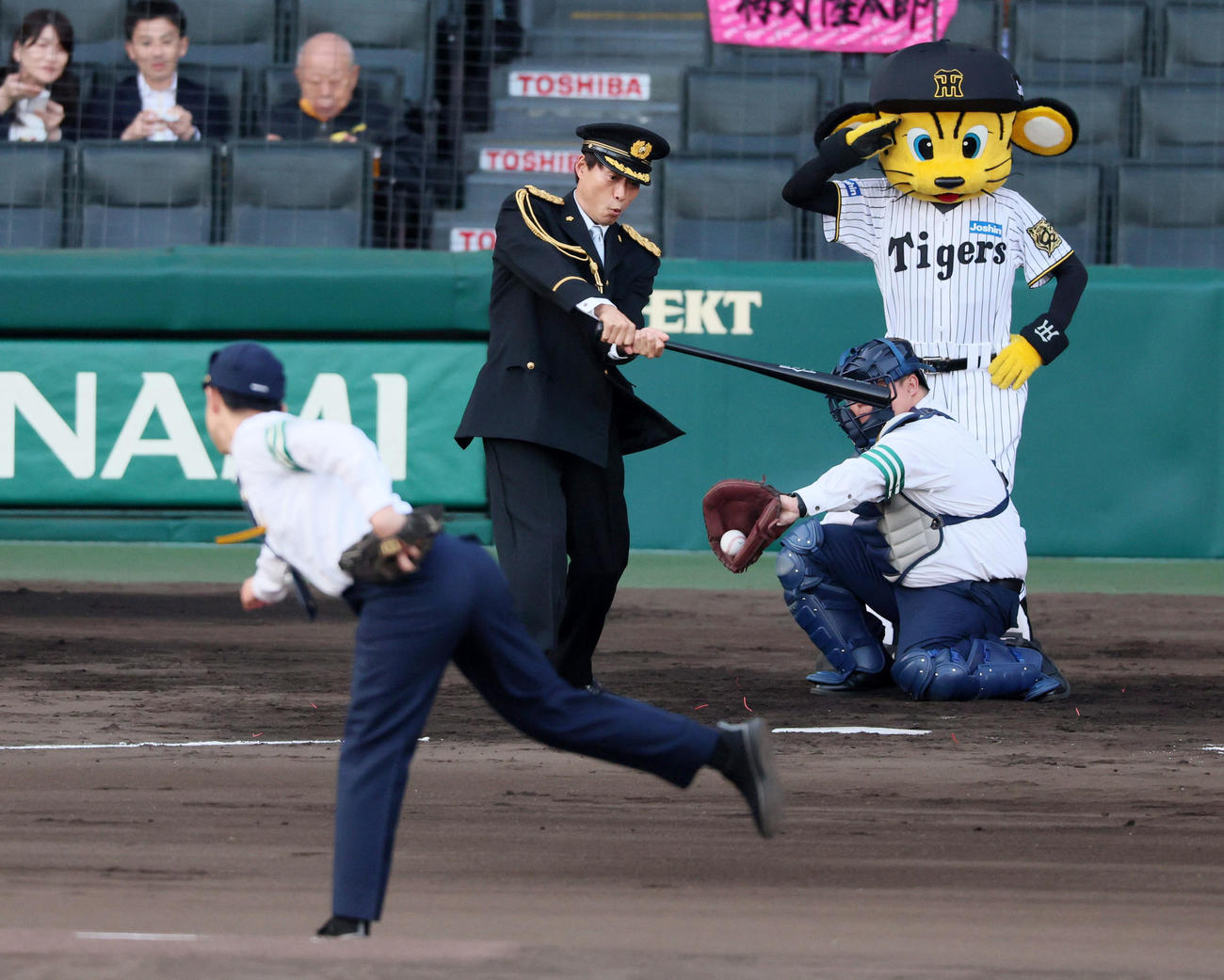 阪神対ヤクルト　ファーストピッチセレモニーに登場した桧山氏と甲子園警察署、西宮警察署の警察官（撮影・加藤哉）