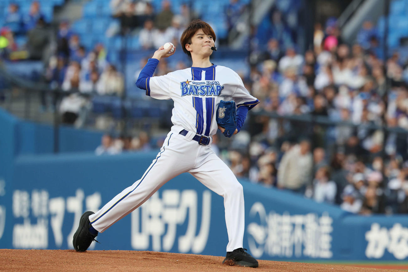 DeNA対巨人　セレモニアルピッチを務める高橋優斗（撮影・宮地輝）