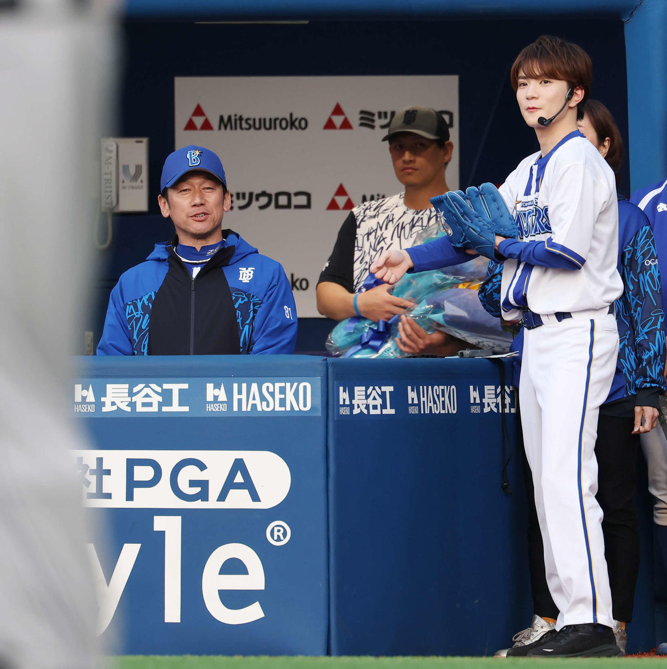 DeNA対巨人　セレモニアルピッチ前、DeNA三浦監督（左）と言葉を交わす高橋優斗（撮影・宮地輝）