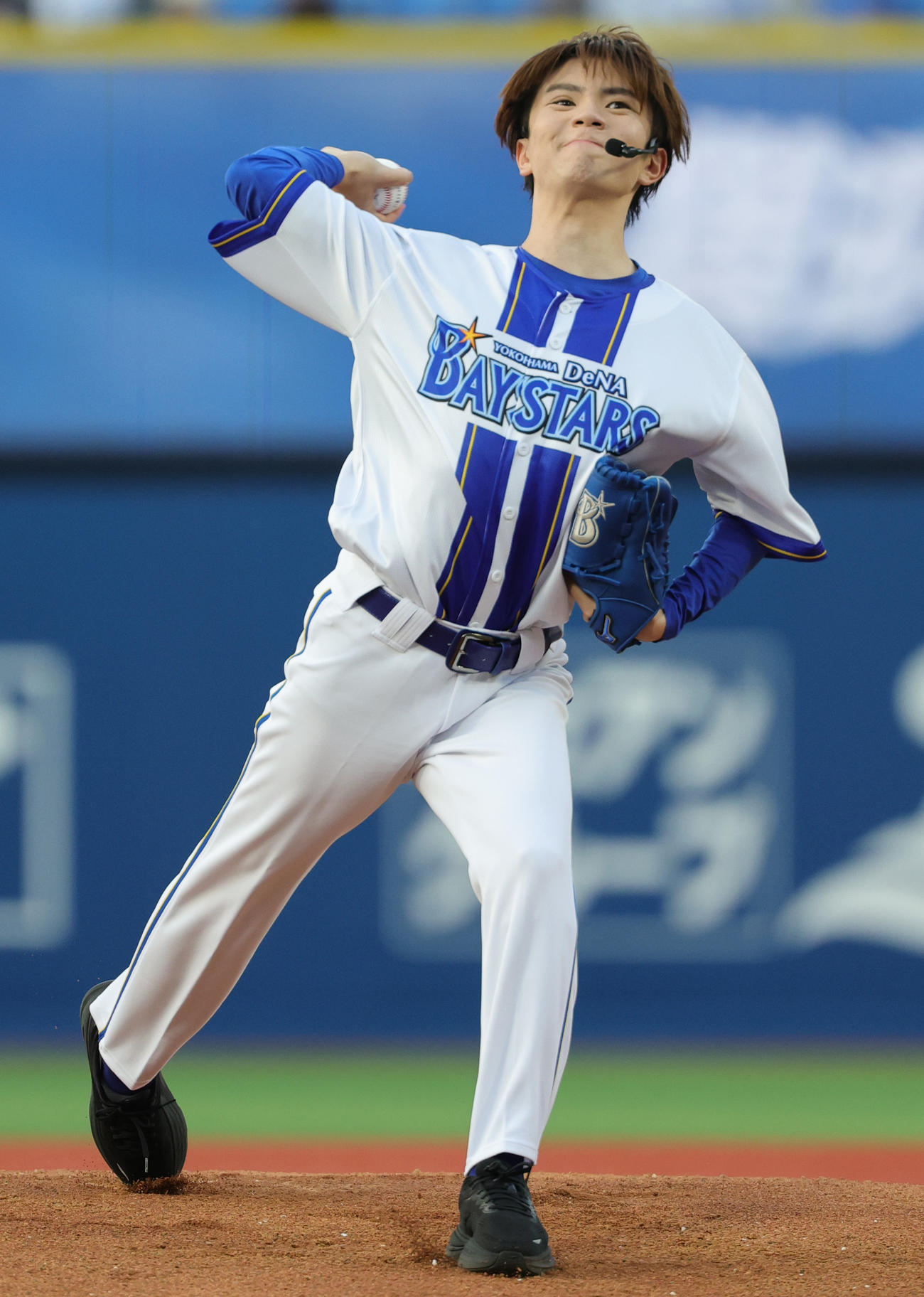 DeNA対巨人　セレモニアルピッチを行う高橋優斗（撮影・野上伸悟）