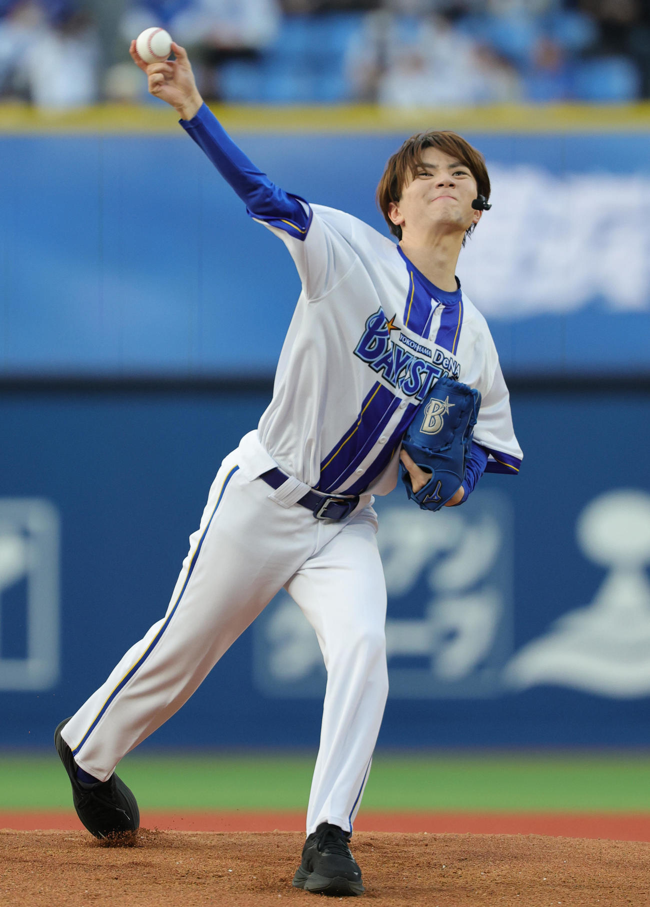 DeNA対巨人　セレモニアルピッチを行う高橋優斗（撮影・野上伸悟）