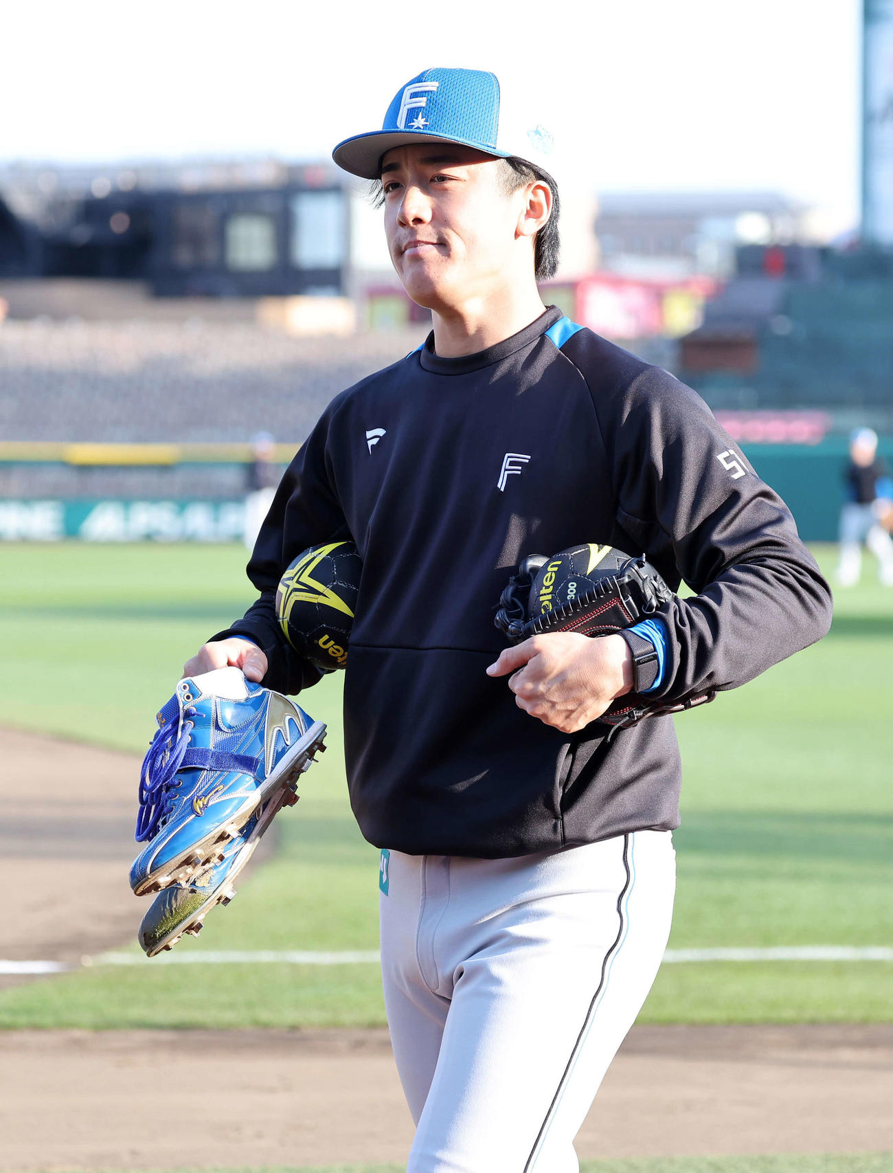 楽天対日本ハム　練習を終え引き揚げる日本ハム北山（撮影・鈴木正人）