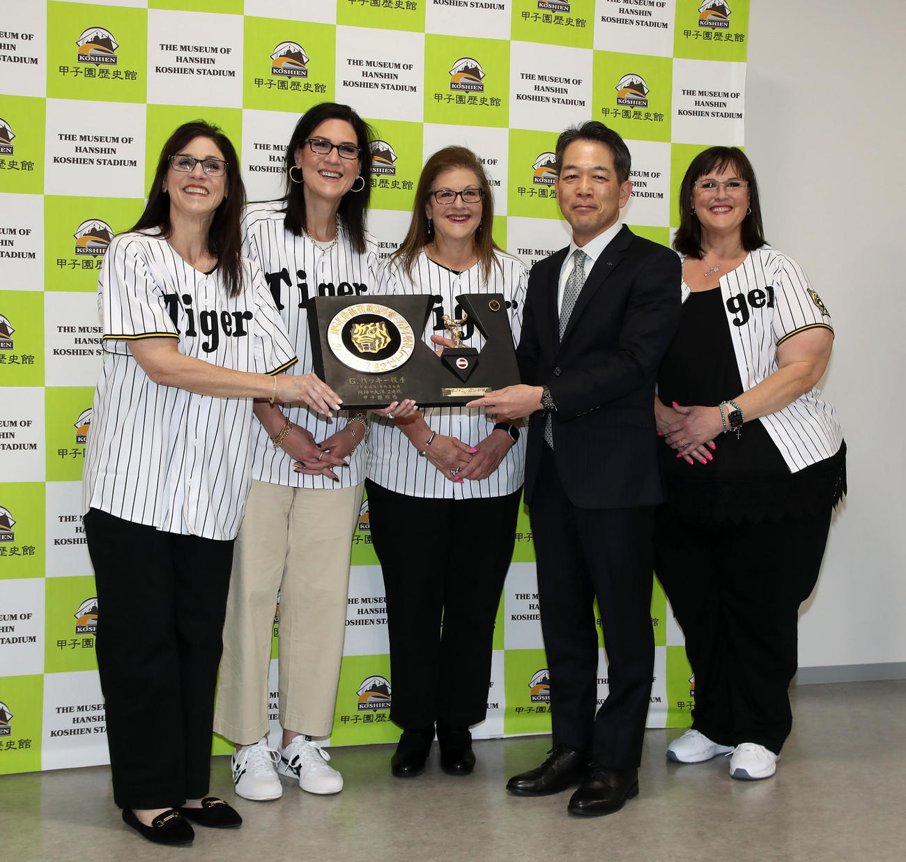 阪神対ヤクルト　故ジーン・バッキー氏のご家族より甲子園歴史館へ記念盾が寄贈された。左から4人目は館長の上戸健司氏（撮影・加藤哉）