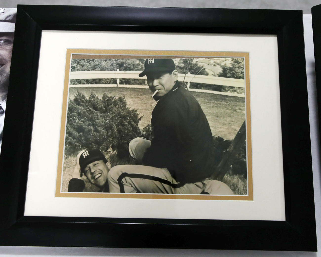 阪神対ヤクルト　故ジーン・バッキー氏のご家族より甲子園歴史館へ寄贈された写真パネル（撮影・加藤哉）