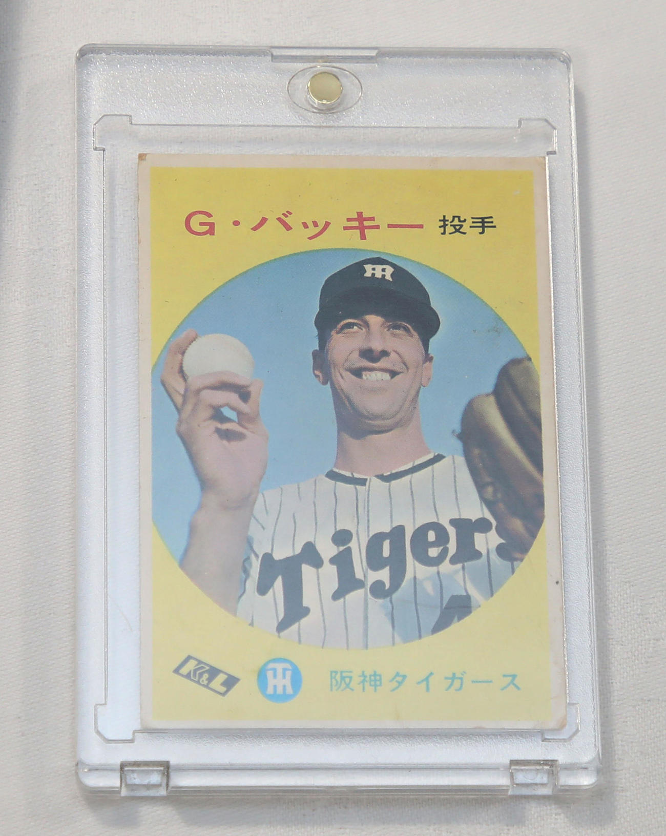 阪神対ヤクルト　故ジーン・バッキー氏のご家族より甲子園歴史館へ寄贈されたカード（撮影・加藤哉）