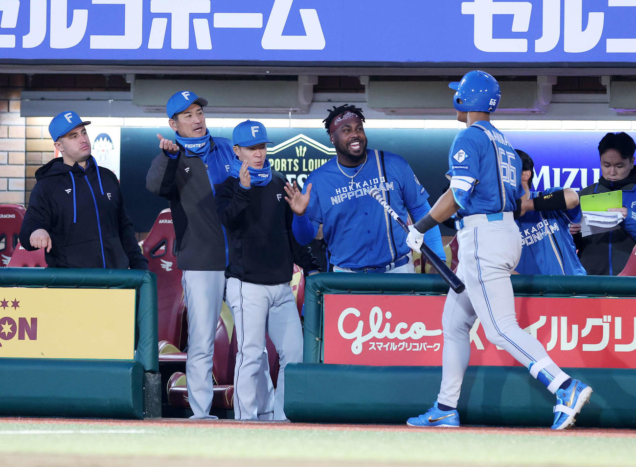 楽天対日本ハム　2回表日本ハム2死、万波（右）の中越えソロ本塁打を迎える選手たち（撮影・鈴木正人）　