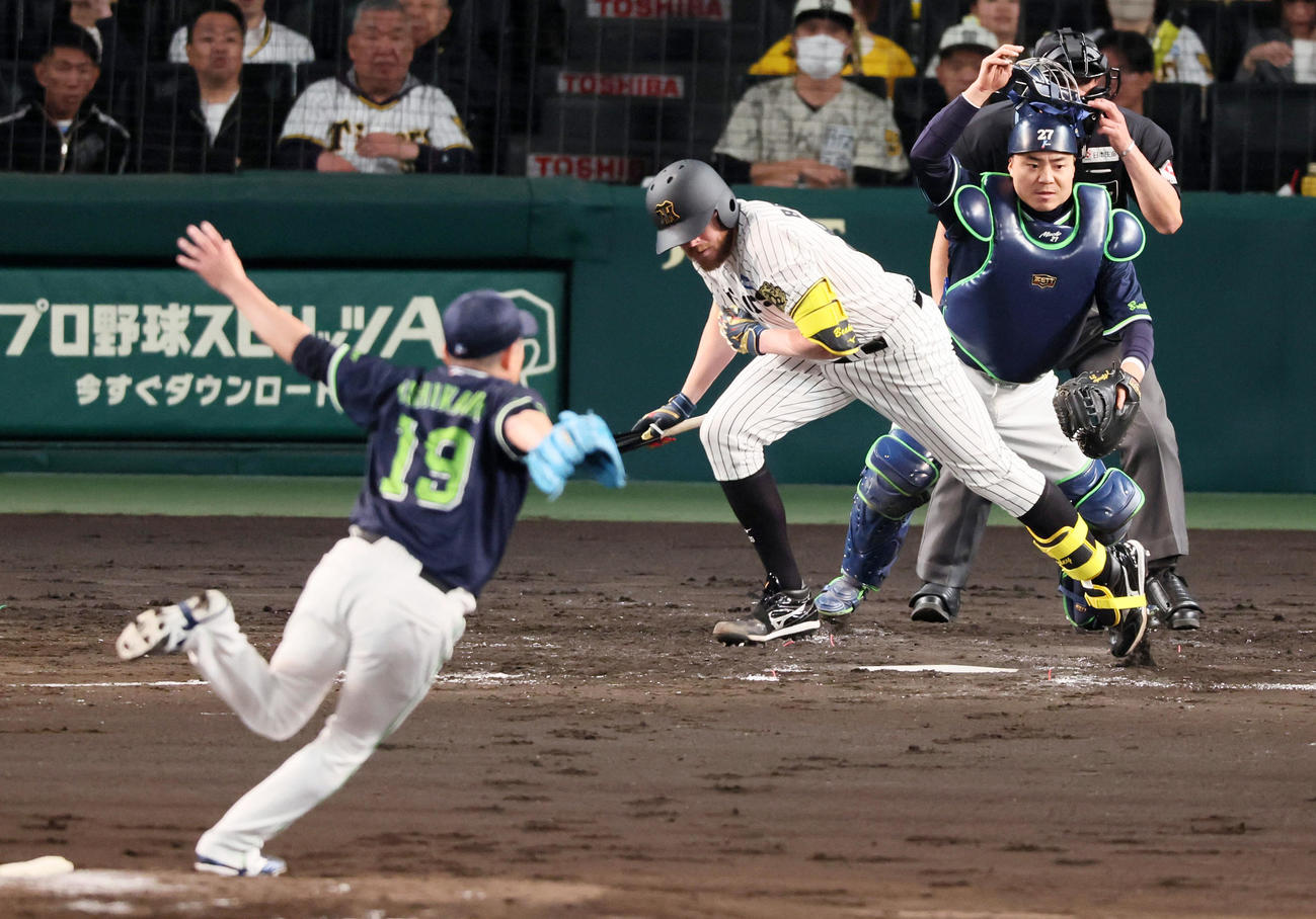 阪神対ヤクルト　2回裏阪神1死一、三塁、ビーズリーは三塁線にスクイズバントを決める。投手石川（撮影・加藤哉）