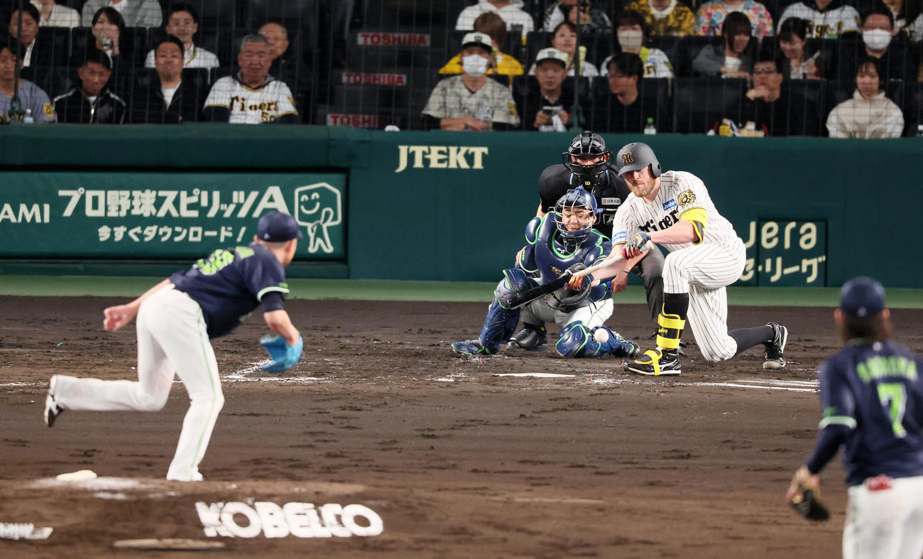 阪神対ヤクルト　2回裏阪神1死一、三塁、ビーズリーは三塁線にスクイズバントを決める。投手石川（撮影・加藤哉）