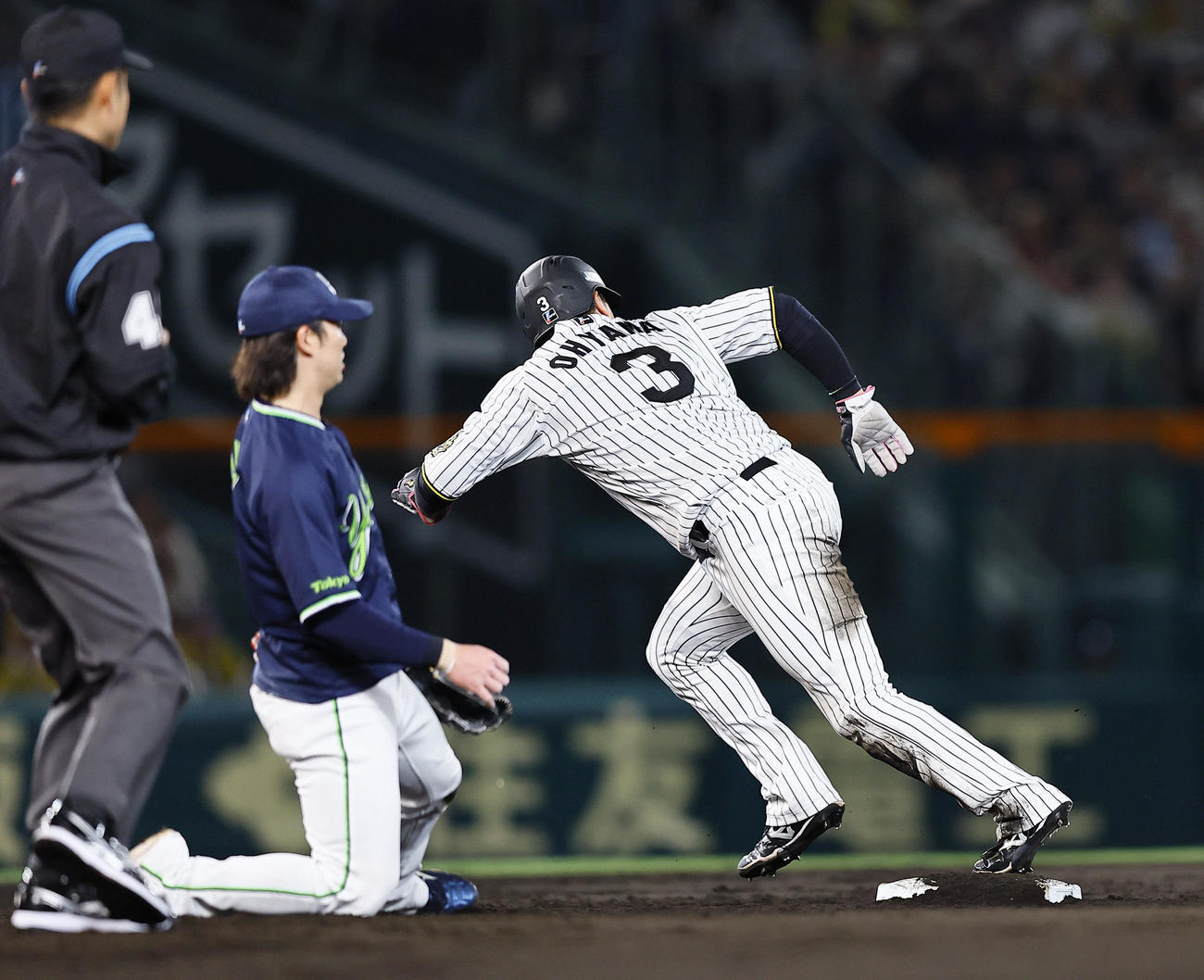 阪神対ヤクルト　3回裏阪神2死一塁、打者前川のとき二盗を決める大山。相手悪送球で三進する（撮影・藤尾明華）