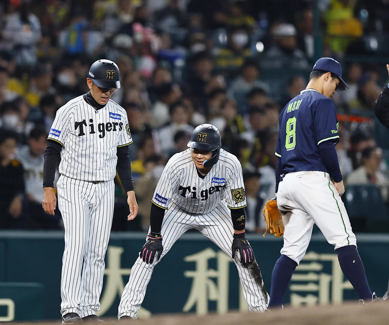 阪神対ヤクルト　3回裏阪神2死一塁、打者前川のとき二盗を決め、相手悪送球で三進する大山（撮影・藤尾明華）