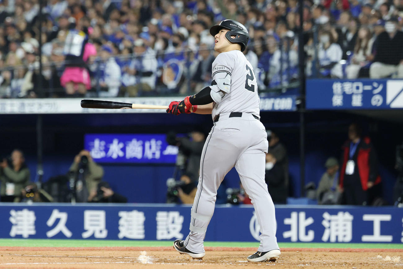 DeNA対巨人　4回表巨人無死、左越え先制ソロ本塁打を放つ岡本（撮影・宮地輝）