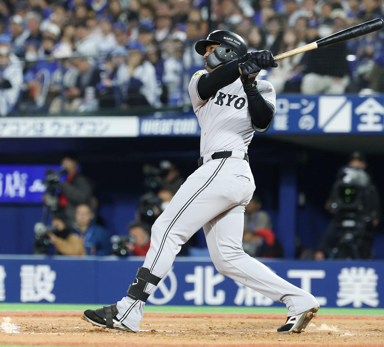 DeNA対巨人　4回表巨人無死、左越えソロ本塁打を放つヘルナンデス（撮影・宮地輝）