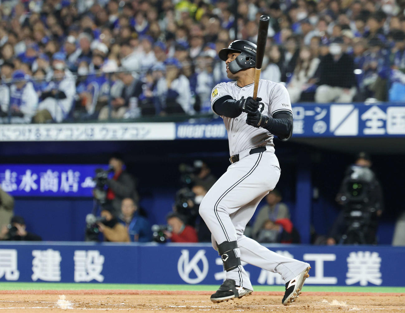 DeNA対巨人　4回表巨人無死、左越えソロ本塁打を放つヘルナンデス（撮影・宮地輝）
