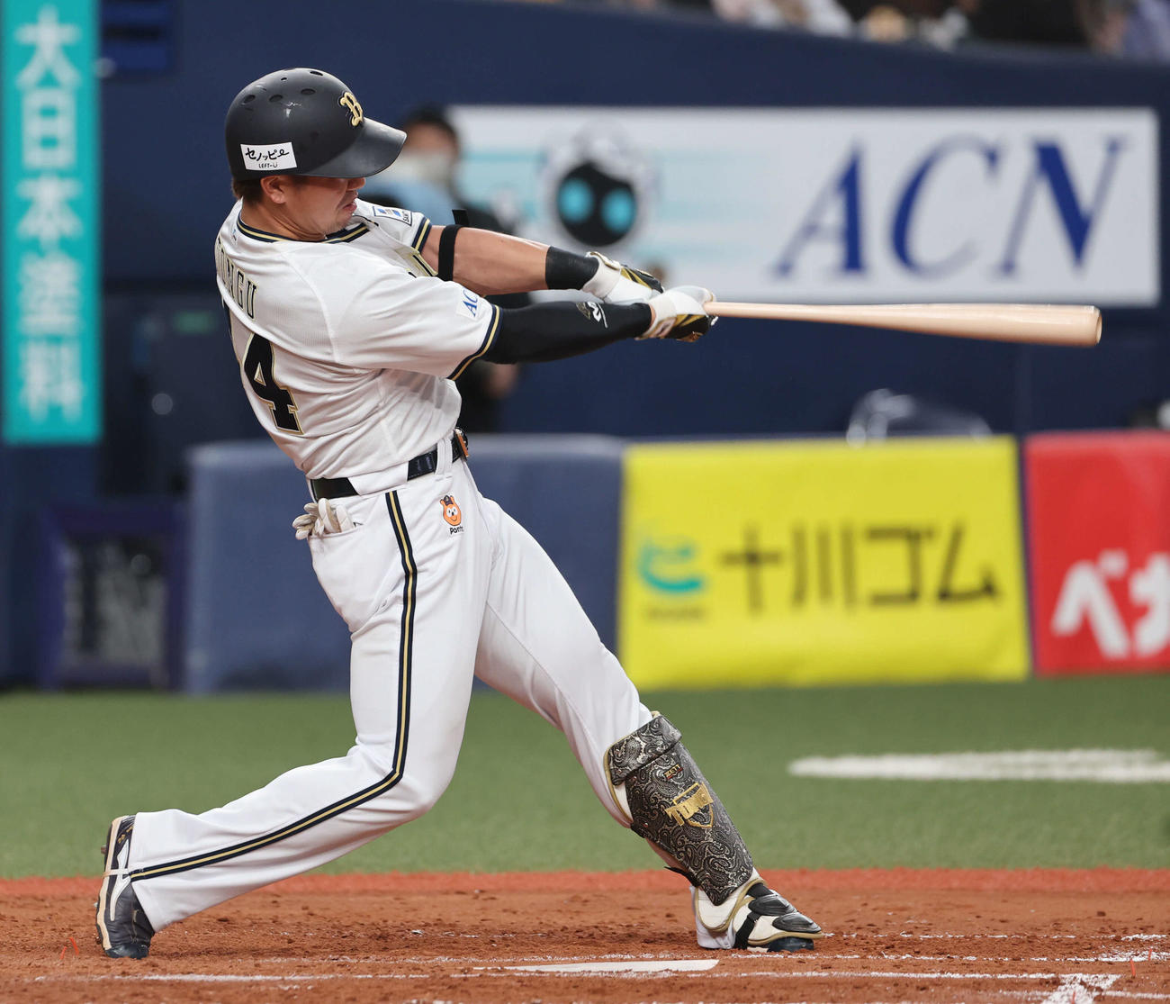 オリックス対ソフトバンク　4回裏オリックス無死、頓宮は左越えに本塁打を放つ（撮影・西尾就之）