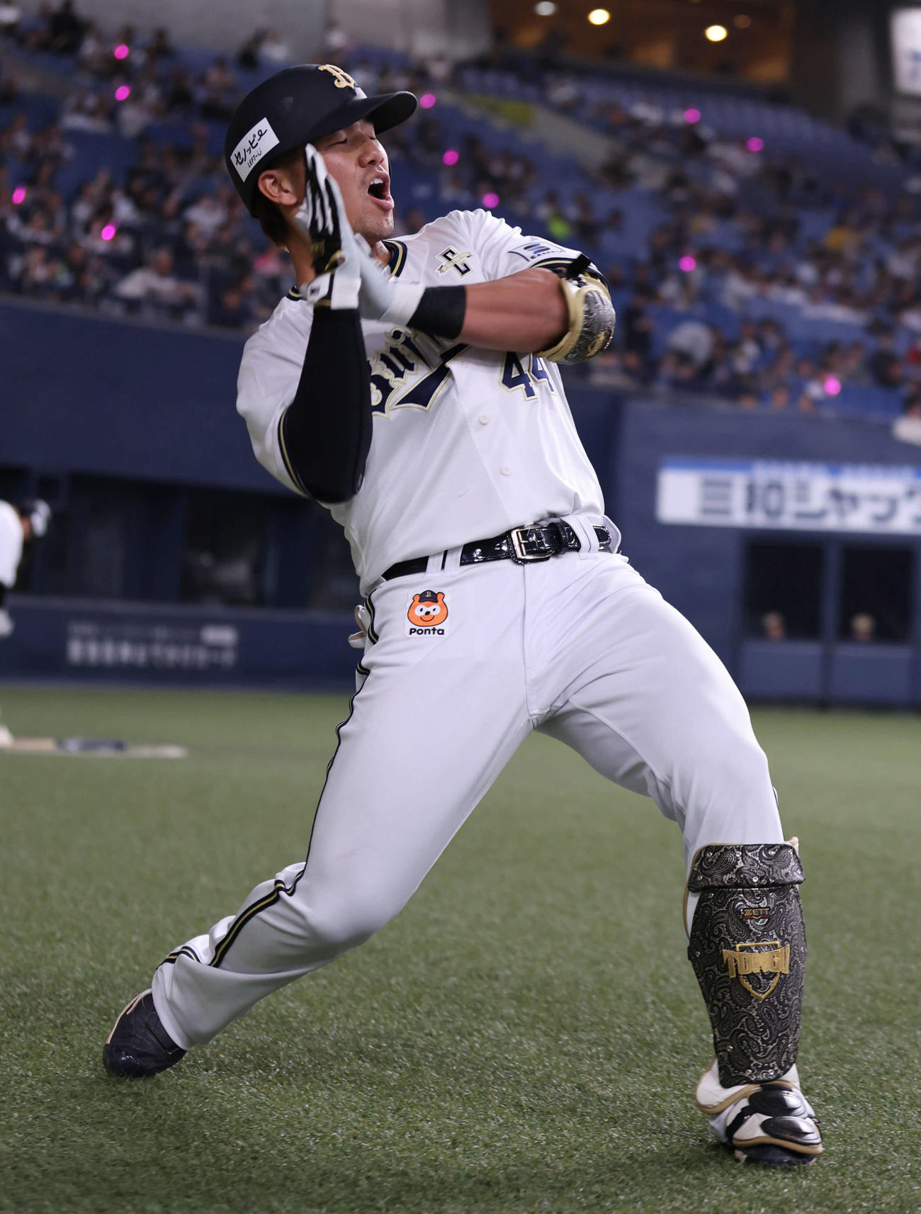 オリックス対ソフトバンク　4回裏オリックス無死、頓宮裕真は左越えに本塁打を放ち生還、「ほいさー」を決める（撮影・西尾就之）