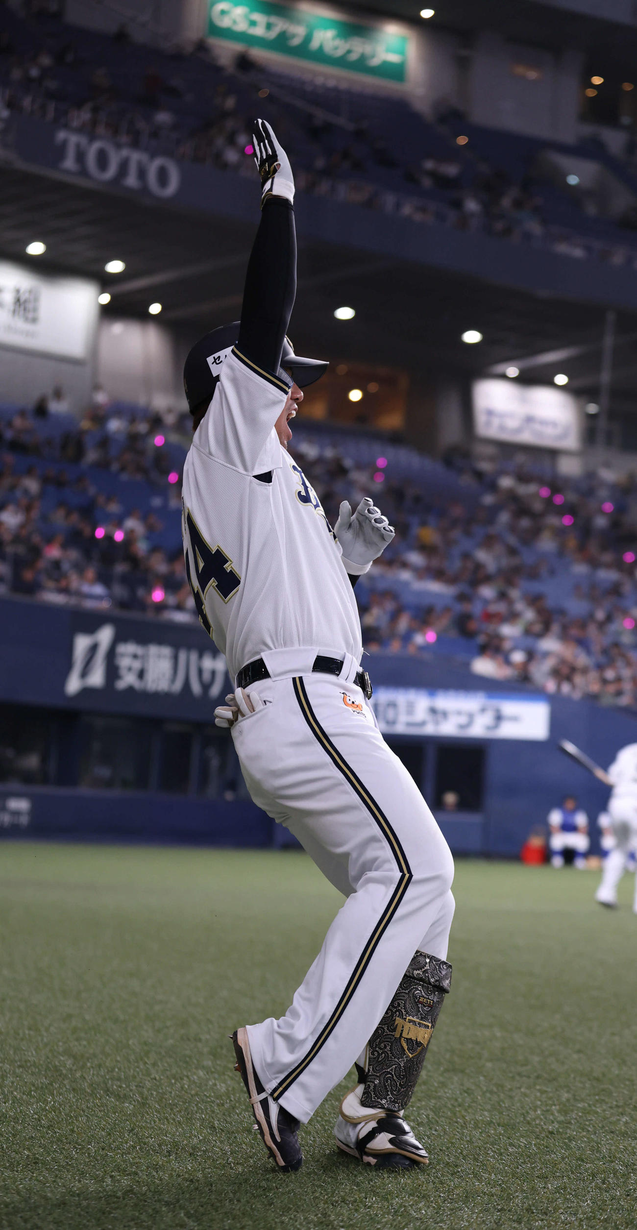 オリックス対ソフトバンク　4回裏オリックス無死、頓宮裕真は左越えに本塁打を放ち生還、「ほいさー」を決める（撮影・西尾就之）