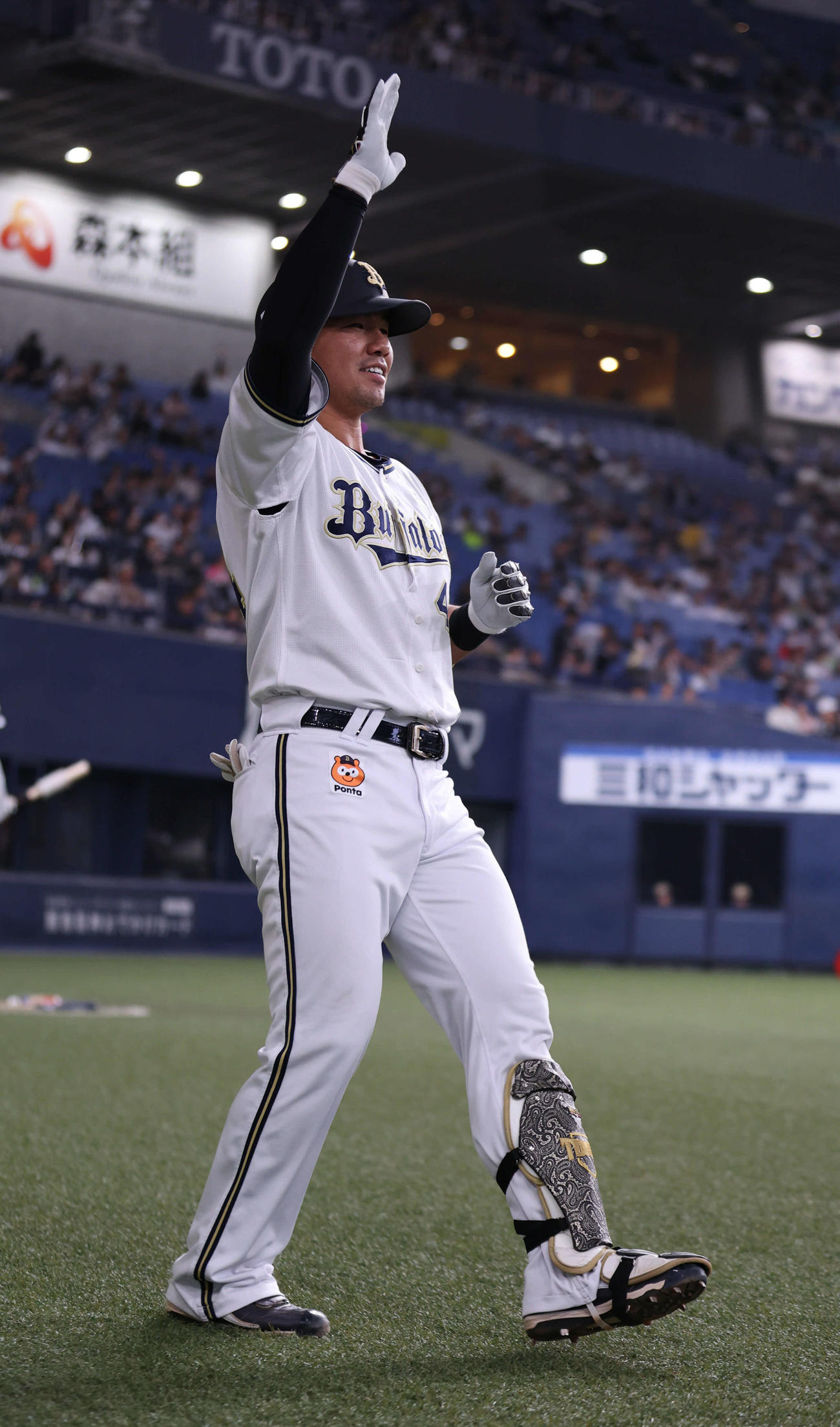 オリックス対ソフトバンク　4回裏オリックス無死、頓宮裕真は左越えに本塁打を放ち生還、「ほいさー」を決める（撮影・西尾就之）