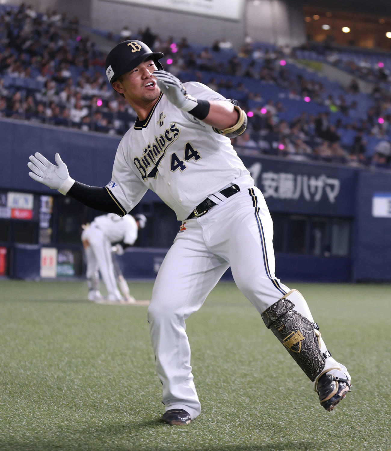 オリックス対ソフトバンク　4回裏オリックス無死、頓宮裕真は左越えに本塁打を放ち生還、「ほいさー」を決める（撮影・西尾就之）