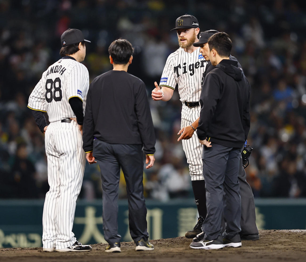 阪神対ヤクルト　4回表ヤクルト2死一塁、マウンドにトレーナーとコーチが駆け寄るも、親指を立てるポーズをとるビーズリー（撮影・藤尾明華）