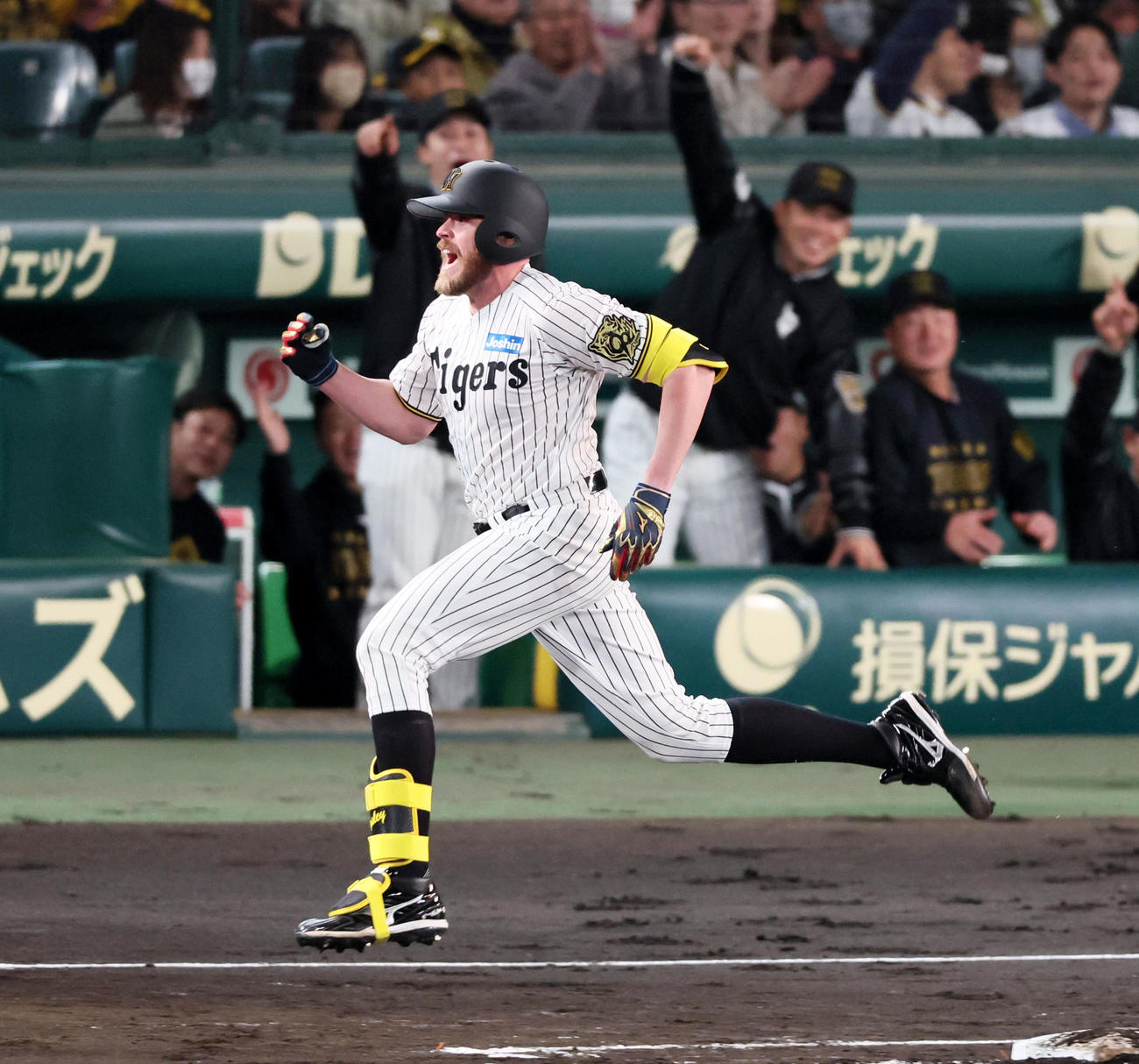 阪神対ヤクルト　2回裏阪神1死一、三塁、ビーズリーは三塁線にスクイズバントを決める（撮影・加藤哉）