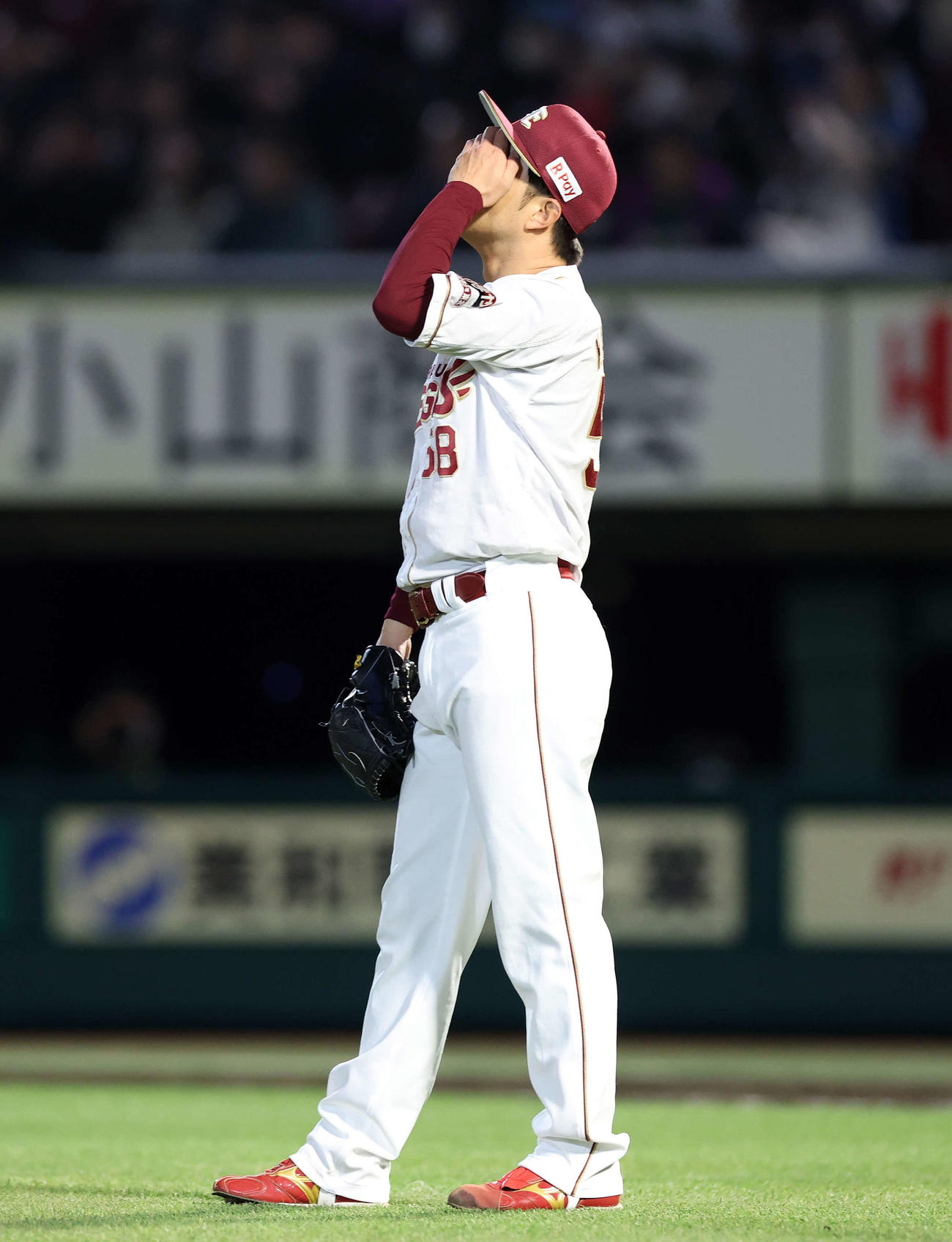楽天対日本ハム　5回表日本ハム無死二塁、レイエスに左越え適時二塁打を放たれ悔しそうな表情を見せる楽天辛島（撮影・鈴木正人）　