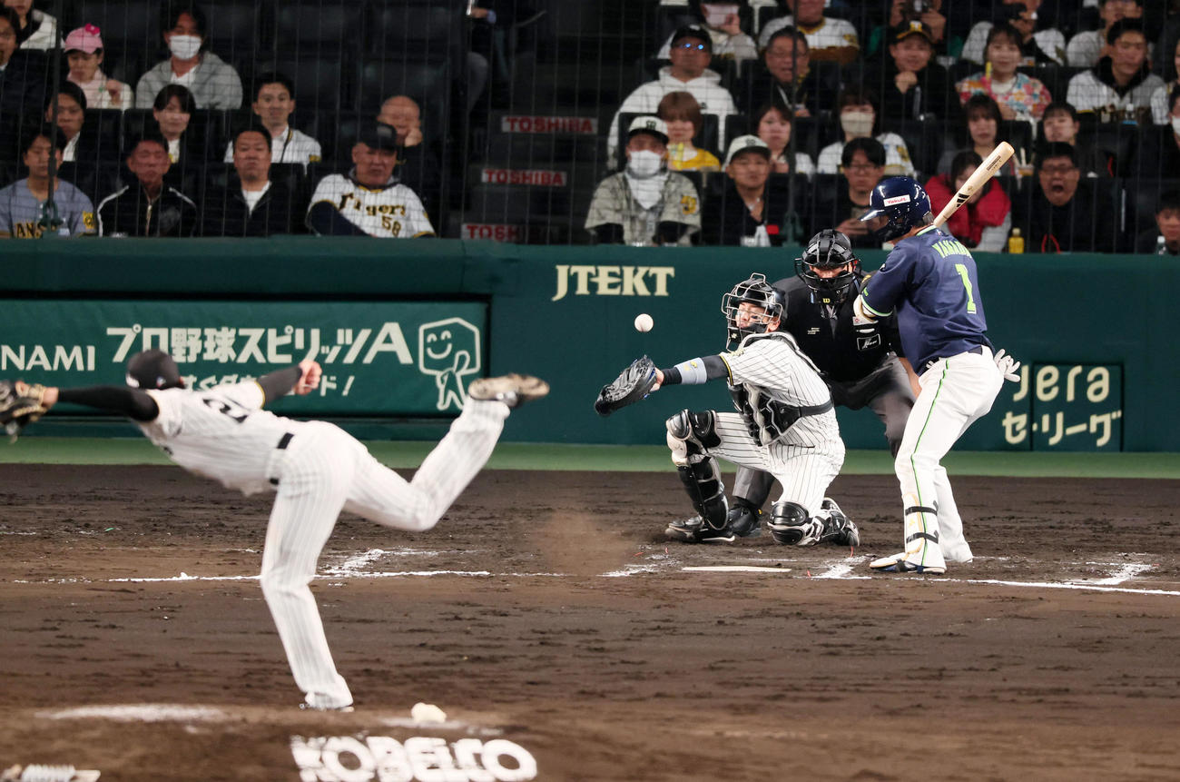阪神対ヤクルト　6回表ヤクルト1死一、三塁、阪神2番手の工藤は打者山田のとき暴投で失点（撮影・加藤哉）