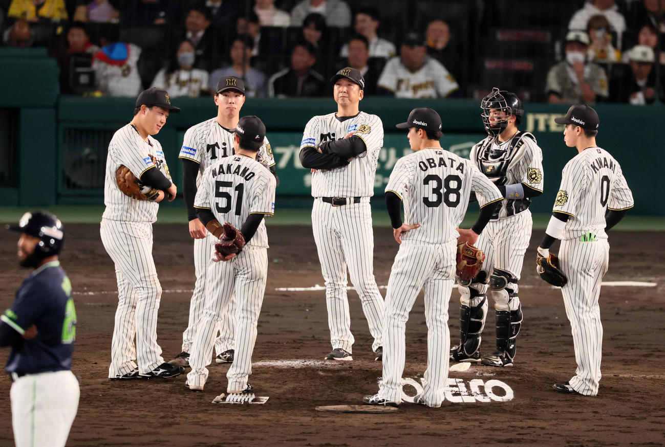 阪神対ヤクルト　6回表ヤクルト1死一、三塁、阪神2番手の工藤は打者山田に四球を与え藤川監督が降板を告げる（撮影・加藤哉）