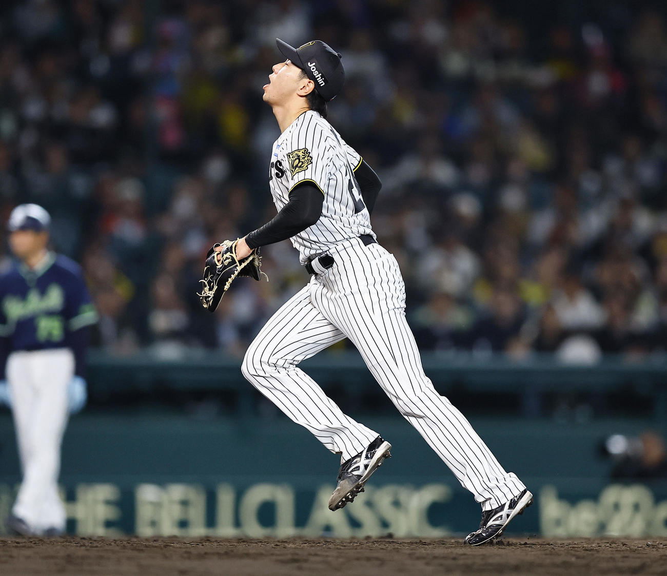 阪神対ヤクルト　6回表ヤクルト1死一、三塁、打者山田のとき暴投し、天を仰ぐ工藤（撮影・藤尾明華）