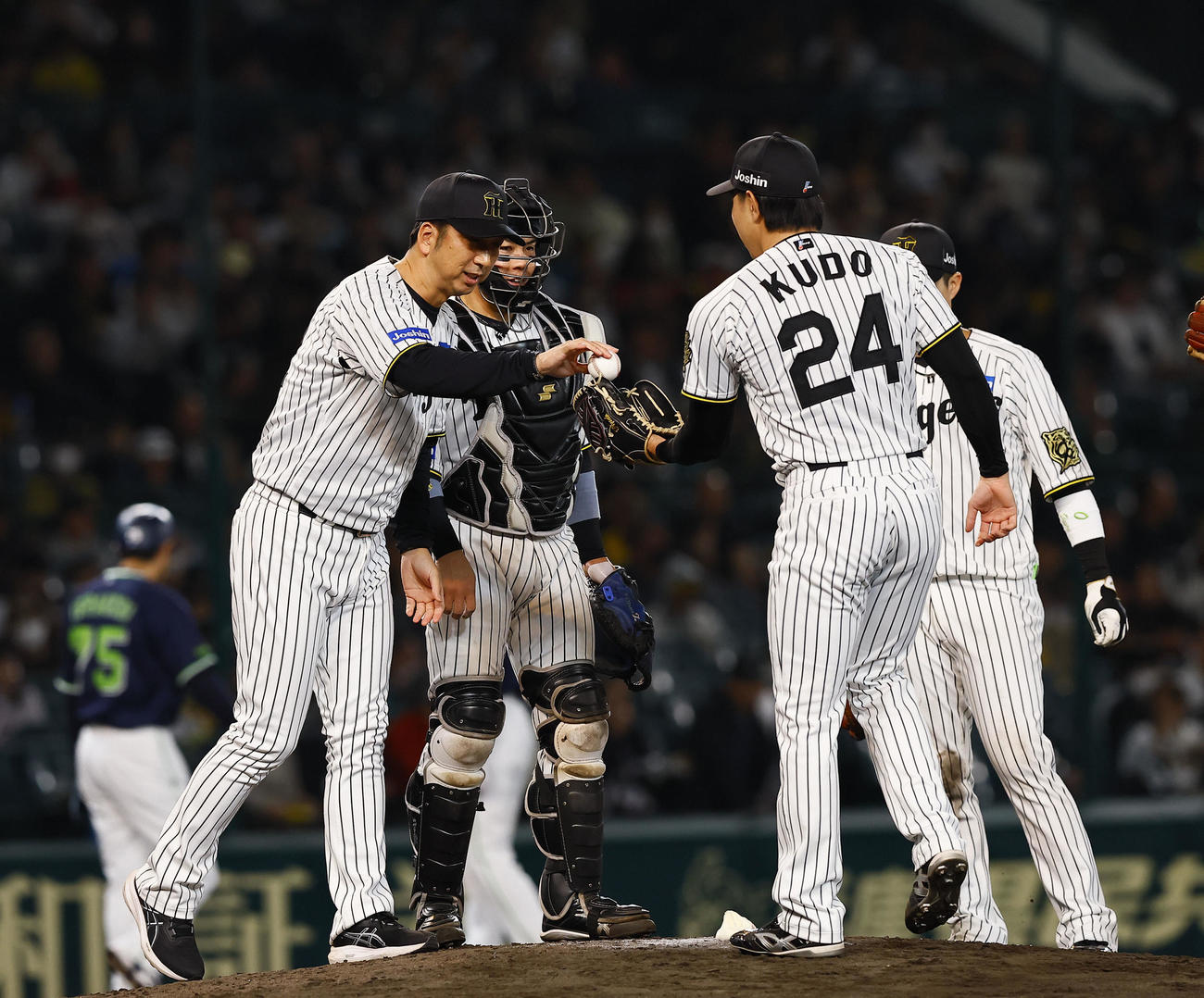 阪神対ヤクルト　6回途中、2番手工藤にボールを渡す阪神藤川監督（左端）（撮影・藤尾明華）