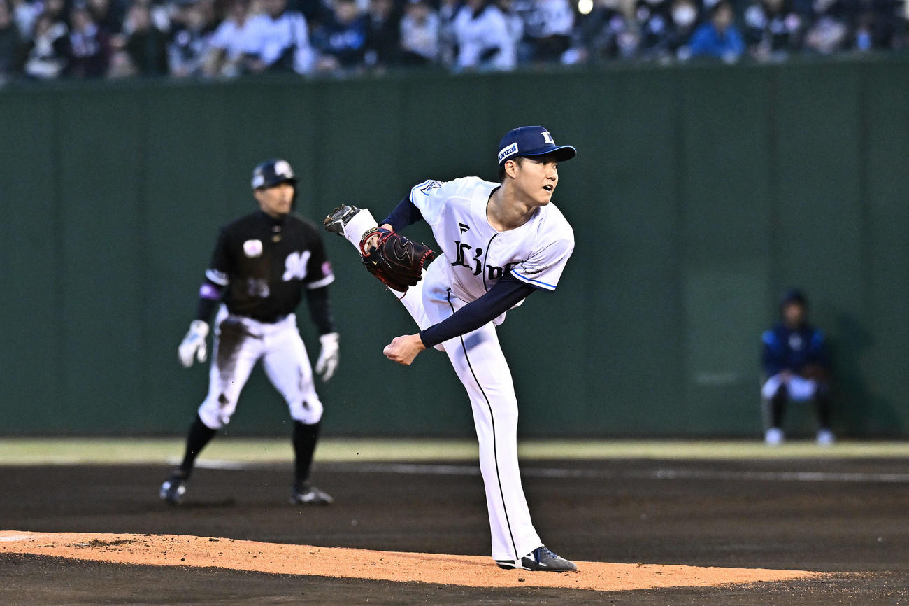 西武対ロッテ　西武先発の菅井（撮影・滝沢徹郎）