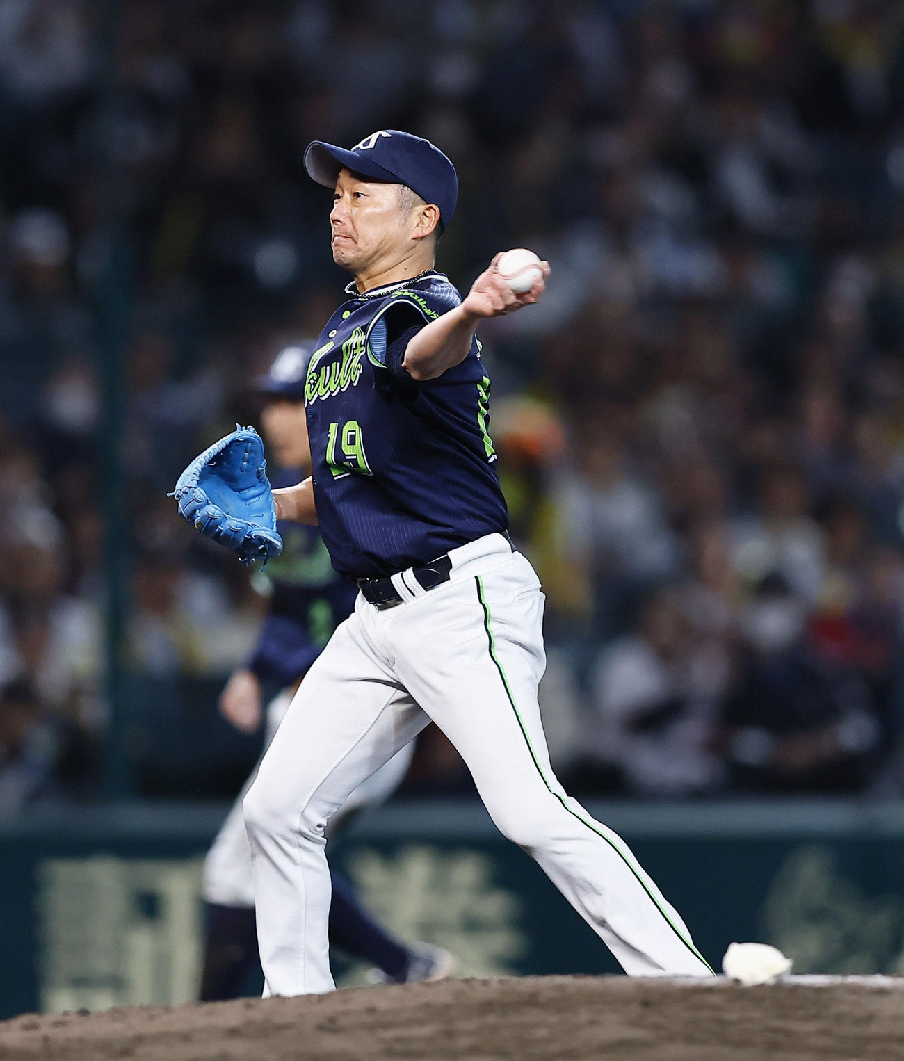阪神対ヤクルト　2回裏阪神無死満塁、梅野の投ゴロで本塁へ悪送球する石川、適時失策となる（撮影・藤尾明華）