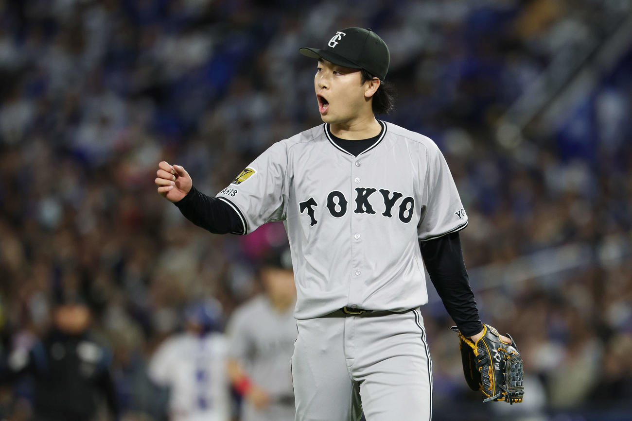 DeNA対巨人　5回裏を3者凡退に抑え声を出す巨人先発の山崎（撮影・宮地輝）