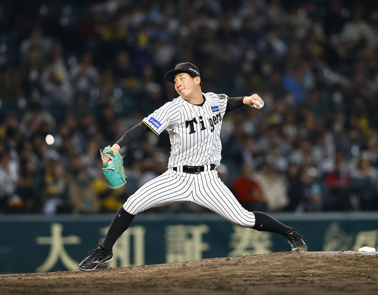阪神対ヤクルト　6回、4番手で登板した阪神伊原（撮影・藤尾明華）