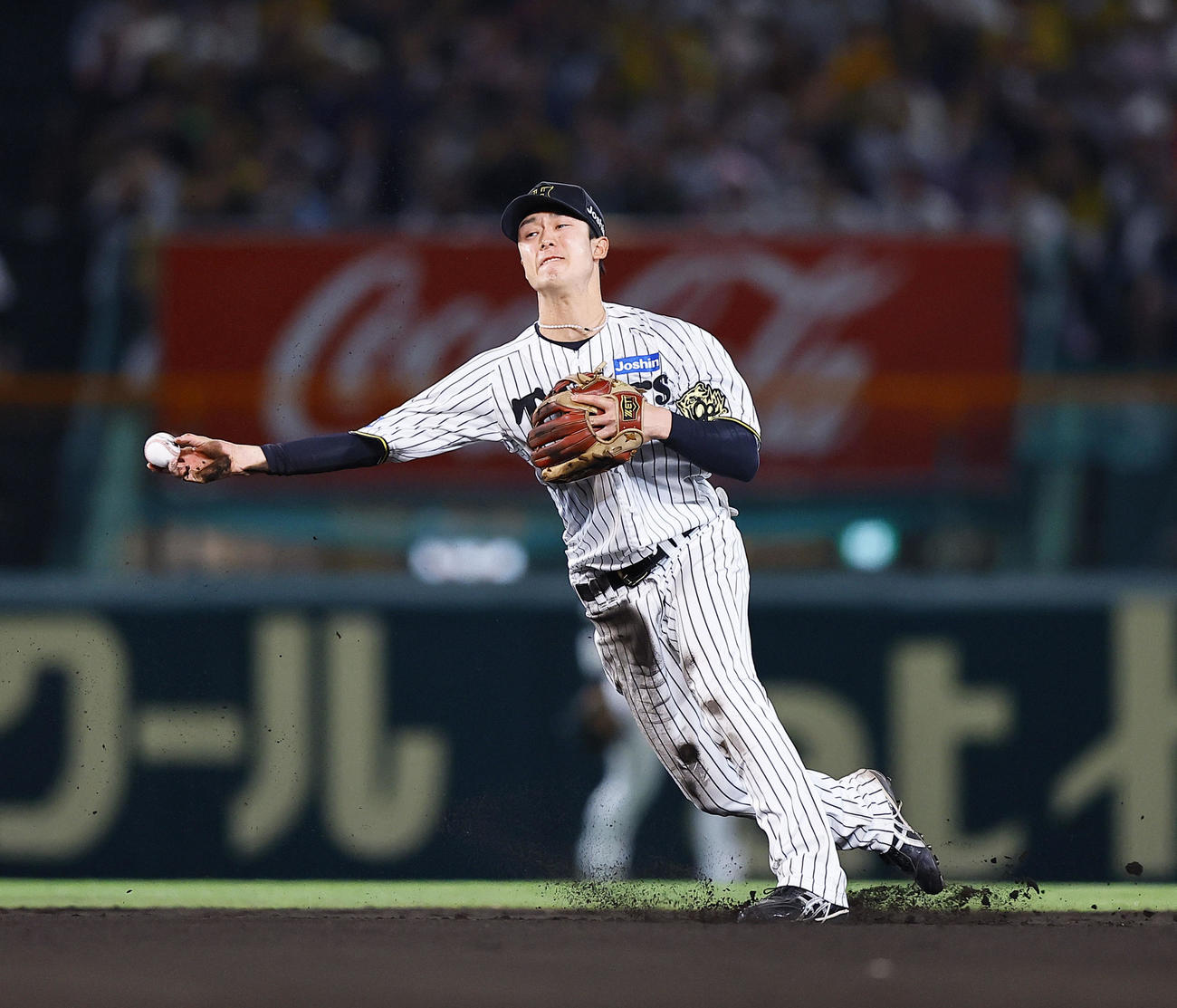 阪神対ヤクルト　8回表ヤクルト無死、オスナの遊ゴロで好守を見せる小幡（撮影・藤尾明華）