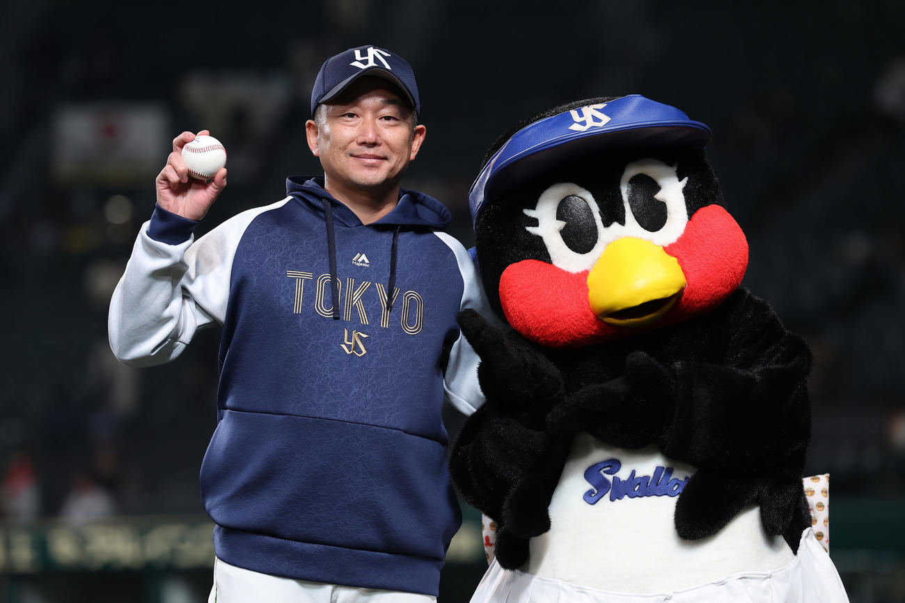 阪神対ヤクルト　阪神に勝利し、24年連続勝利を達成したヤクルト石川（撮影・前田充）