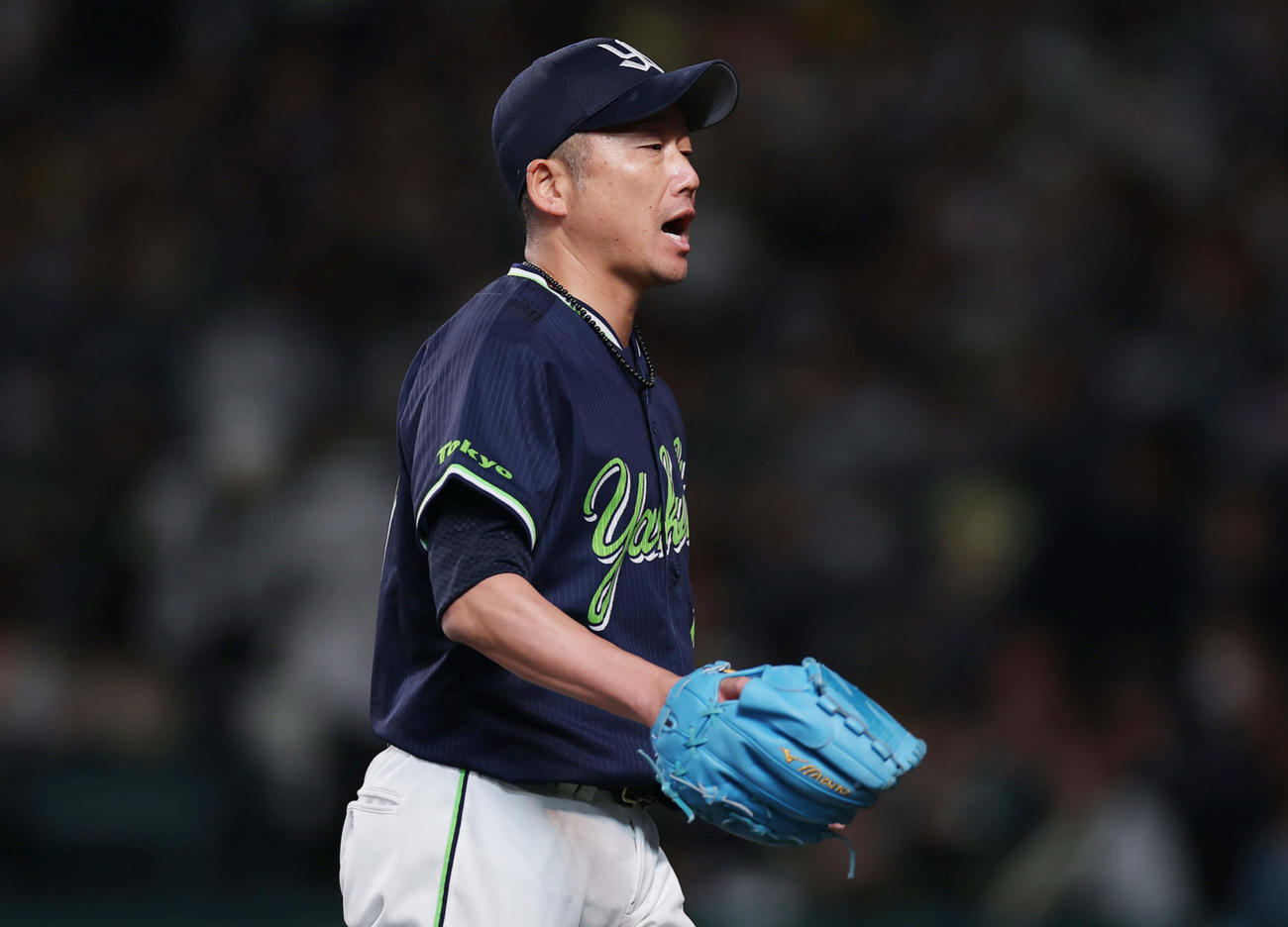 阪神対ヤクルト　4回裏を投げ終え、声を出してベンチへ戻るヤクルト石川（撮影・前田充）