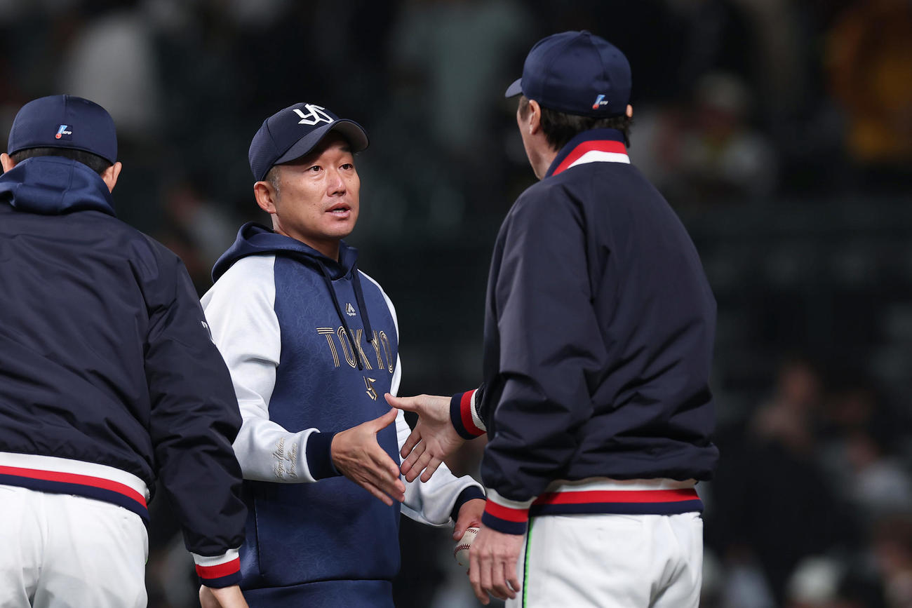 阪神対ヤクルト　24年連続勝利を達成し、ヤクルト高津監督（右）と握手を交わす石川（撮影・前田充）