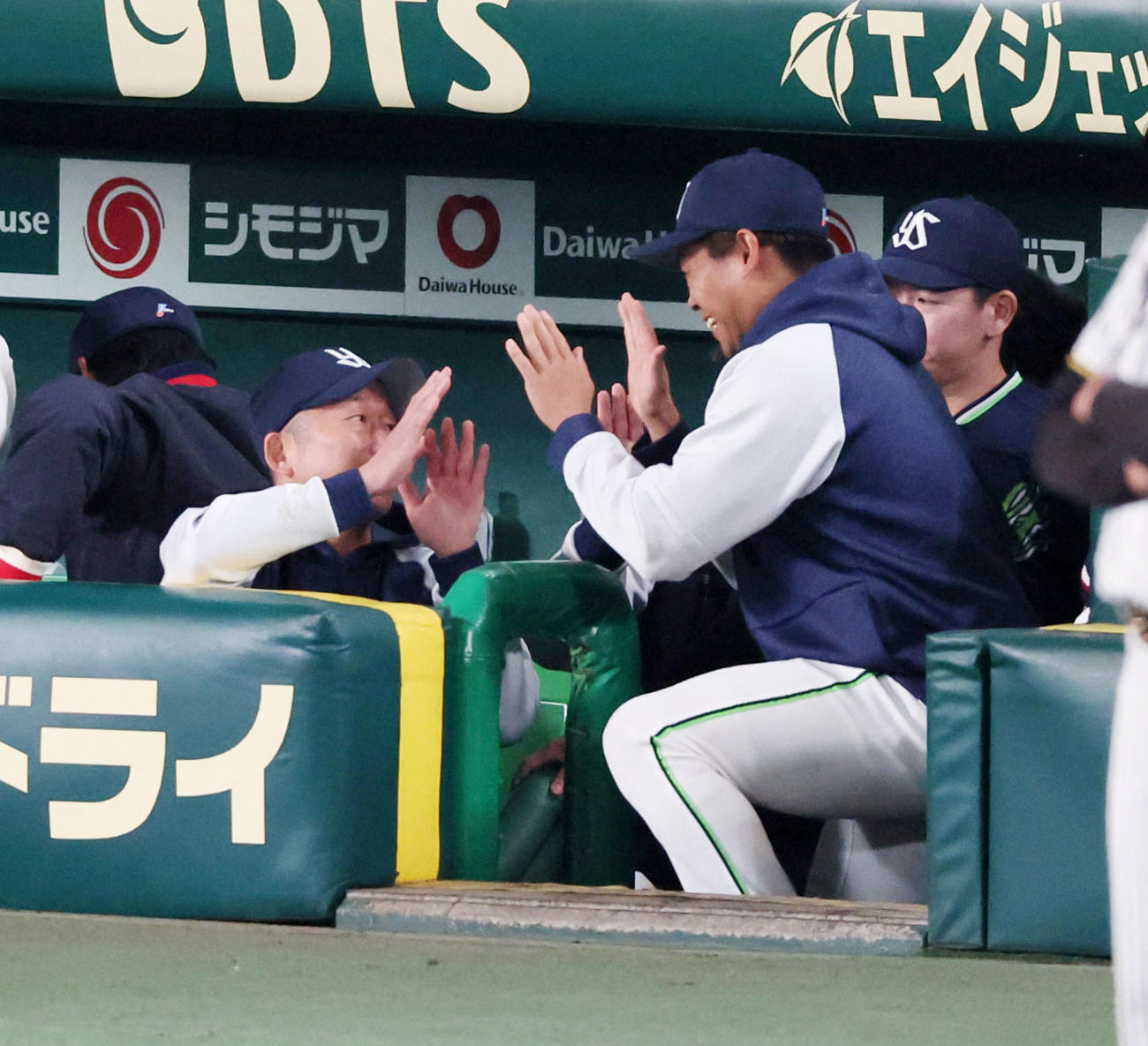 阪神対ヤクルト　阪神に勝利し田口（右）とタッチする石川（撮影・加藤哉）
