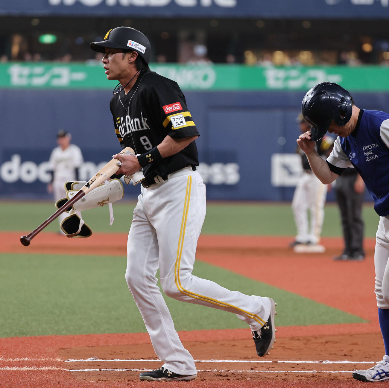オリックス対ソフトバンク　8回表ソフトバンク2死二塁、代打で登場した柳田は申告敬遠で一塁へ向かうと代走を送られベンチに戻る（撮影・西尾就之）