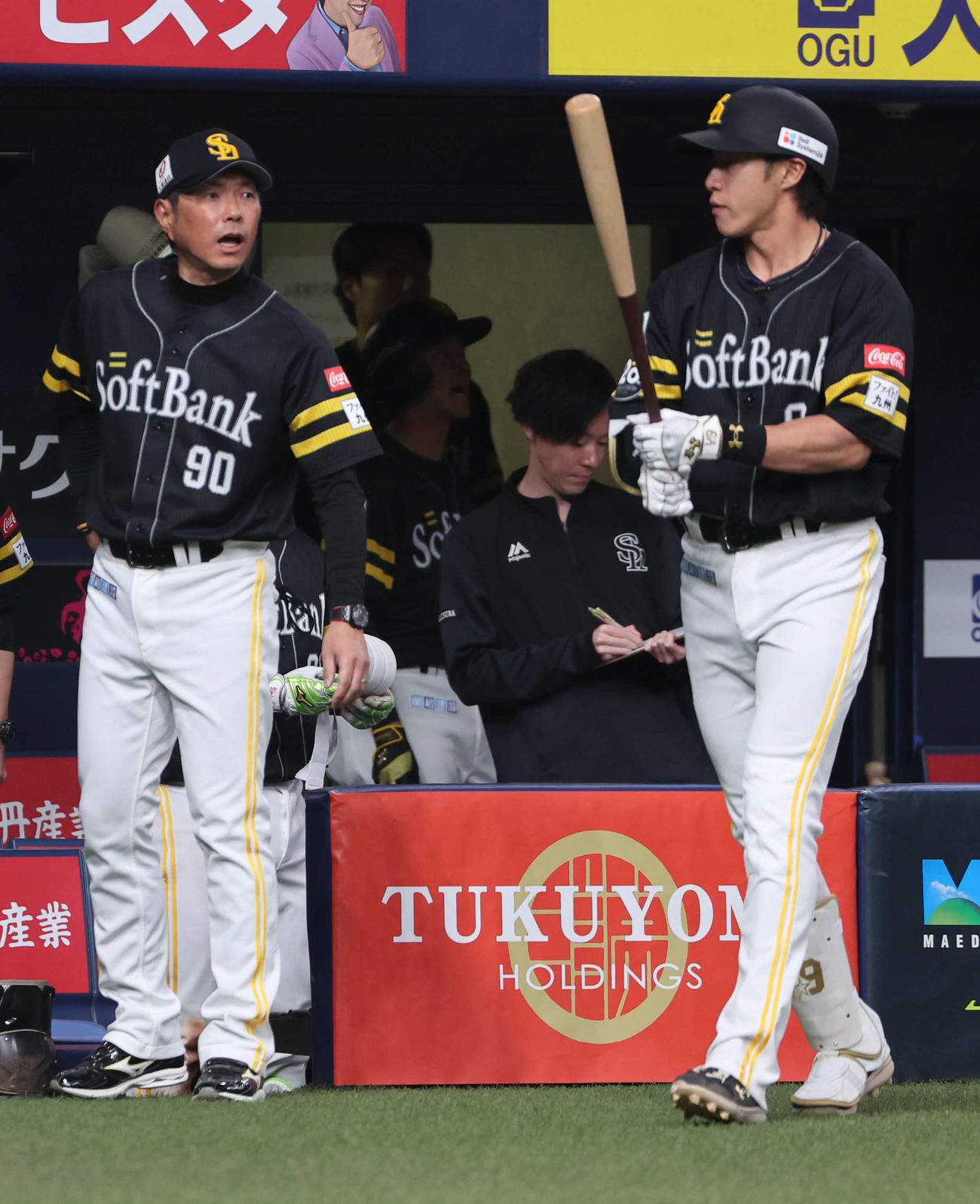オリックス対ソフトバンク　8回表ソフトバンク2死二塁、ソフトバンク小久保監督は代打柳田を送り出す（撮影・西尾就之）