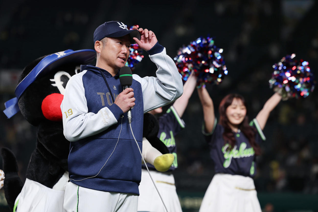 阪神対ヤクルト　24年連続勝利を達成し、ヒーローインタビューに答えるヤクルト石川（撮影・前田充）