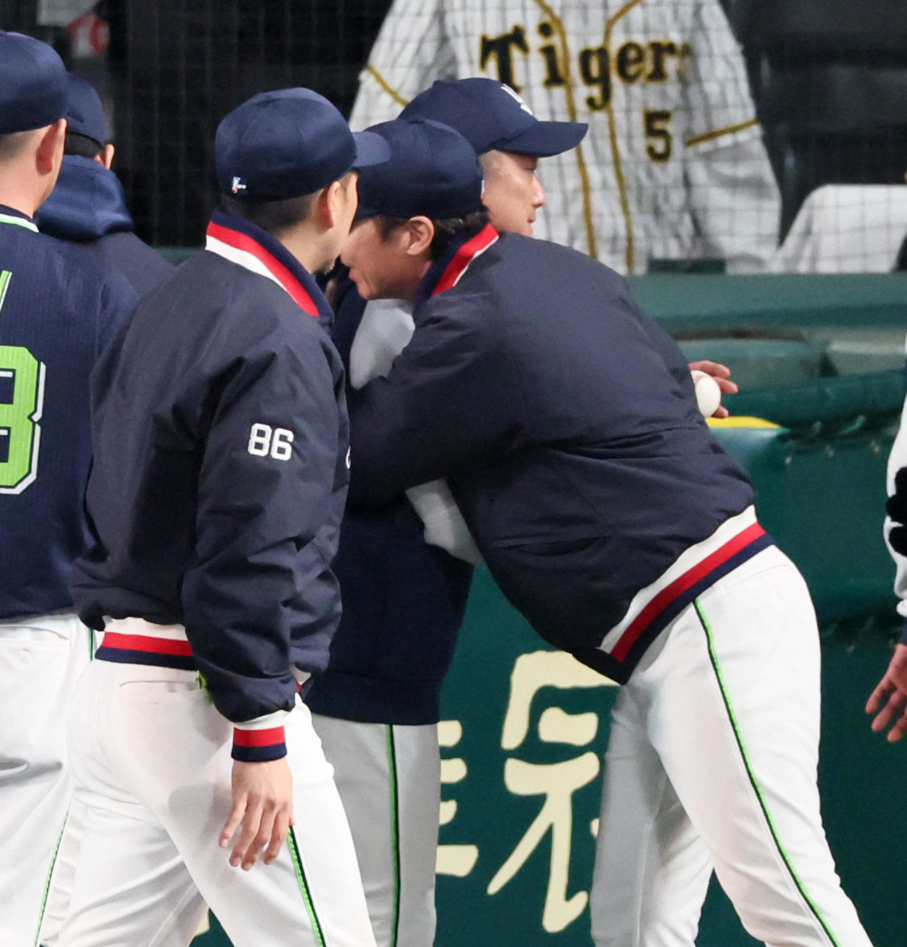 阪神対ヤクルト　勝利した石川（左）と抱擁する高津監督（撮影・加藤哉）
