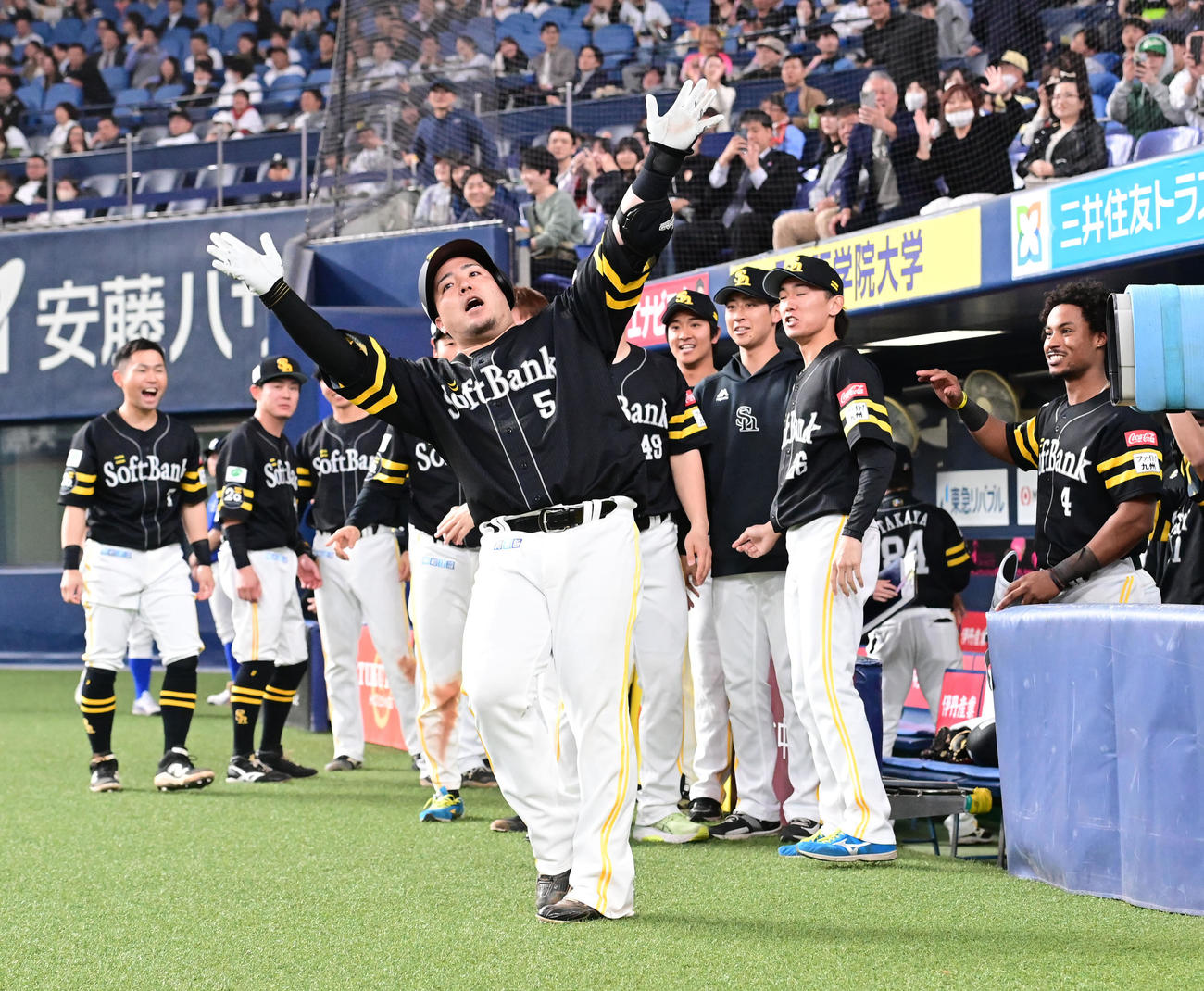 オリックス対ソフトバンク　9回表ソフトバンク1死一、二塁、左越えに逆転3点本塁打を放った山川は「どすこい」ポーズ（撮影・和賀正仁）